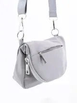 Bandolera gris con correa de tela ajustable, cierre superior y bolsillo trasero con cierre.