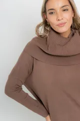 Sweater de punto color beige, con cuello amplio volcado y mangas largas acanaladas.