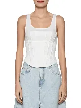 Remera blanca con breteles finos y diseño tipo corset con costuras verticales.