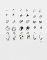 Set de 15 aros plateados: 12 aros pasantes con strass y piedra, y 3 argollas con dije y texturas.