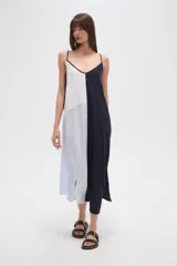 Vestido largo de breteles finos, con escote en V y diseño de bloques de color en tonos blanco, beige claro y marrón.