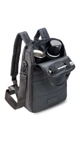 Mochila matera de tela impermeable color negro, diseñada con dos compartimientos principales para el kit de mate y objetos personales. Cuenta con correas de mochila acolchadas, asa de mano superior y correa de hombro ajustable y extraíble.