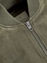 Campera bomber verde militar de imitación ante, con cuello estilo baseball, cierre con cremallera y bolsillos frontales con cierre de cremallera.