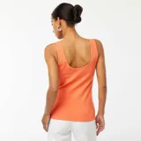 Musculosa de punto acanalado color salmón, con escote redondo.