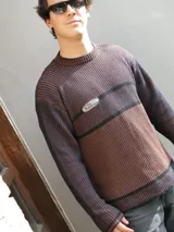 Sweater marrón con rayas horizontales azul marino, cuello redondo y parche con logo bordado en el pecho.