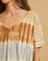 Remera marrón con diseño tie-dye, escote en V y mangas cortas.