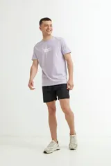 Short de baño negro liso, de corte deportivo y largo por encima de la rodilla.