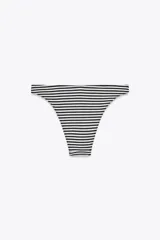 Braguita de bikini de tiro medio con cintura elástica y forro interior. Diseño a rayas horizontales blancas y negras.
