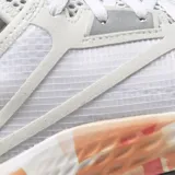 Championes Reebok Flashfilm 3 para mujer, color blanco con suela estampada en tonos naranja, ideales para running.