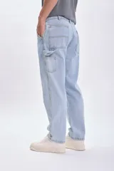Pantalón de jean celeste, corte recto, estilo carpintero, con bolsillos laterales y traseros.