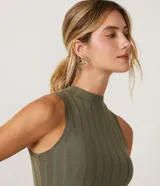 Vestido midi negro de punto acanalado, sin mangas y con cuello alto.