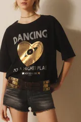 Remera negra de algodón con estampado frontal de un disco de vinilo dorado en forma de corazón y texto "Dancing a higher place house music".
