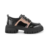 Zapato acordonado de charol negro con detalles en beige y suela track.