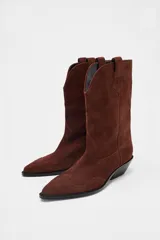 Botín de mujer estilo cowboy color marrón de serraje con puntera fina y tiradores laterales. Tacón de 5 cm.