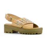 Sandalias con plataforma baja color beige, con capellada símil charol y tachas decorativas.