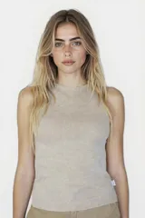 Musculosa color beige de tejido acanalado y corte ajustado.