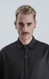 Camisa negra de manga corta con cuello clásico y cierre frontal con botones.