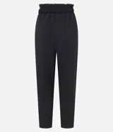 Pantalón negro de sastrería, modelo zanahoria, con tiro alto, cintura elástica con botones y cierre por cremallera. Tiene bolsillos delanteros.