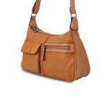 Cartera bandolera negra de cuero sintético con correa extensible. Tiene dos compartimentos principales con cierre, un bolsillo trasero con cierre y dos bolsillos frontales, uno con botón y otro con cierre.