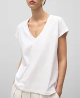 Remera blanca de algodón orgánico con cuello en V y mangas cortas con hombro caído.