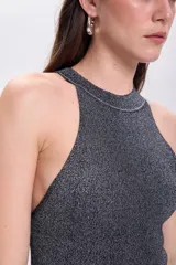 Top musculosa de punto color gris con brillo.