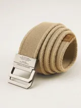 Cinto de cuerda color beige con hebilla metálica plateada de doble argolla.