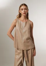 Musculosa color beige metalizado, de lino y viscosa, con cuello a la base y corte holgado.