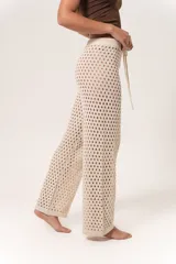 Pantalón de hilo color beige con diseño calado y cintura elastizada con cordón ajustable.
