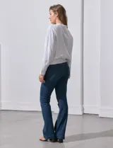 Chaqueta de lino a rayas verticales amarillas y celestes, con cuello a la base, abertura central con botones, bolsillos delanteros y ruedo con jareta de ajuste.