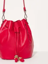 Bolso tipo bucket de cuero rojo con correa larga ajustable y detalles dorados.