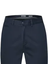 Pantalón chino de hombre color azul marino, corte slim fit, con bolsillos laterales y traseros. Cierre con botón y cremallera.