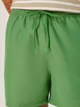 Short de baño rojo con suspensor interno.