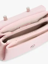Cartera Tommy Jeans color rosa con asa superior, correa ajustable negra, cierre de solapa magnético, dos compartimentos principales y bolsillo interior con cremallera.