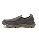 Zapato Caterpillar tipo slip-on color gris oscuro, con capellada de lona, forro de tejido transpirable, plantilla de espuma de PU moldeada, entresuela de EVA y suela de goma.