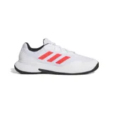 Championes de tenis con exterior de malla ligera y talón acolchado, diseñados para comodidad y tracción en canchas duras.
