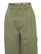 Pantalón verde militar de tiro alto y pierna recta, con bolsillos laterales tipo cargo y ajuste con hebilla en los tobillos.