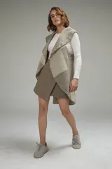 Chaleco largo de lana color beige con diseño circular y terminación de crochet.