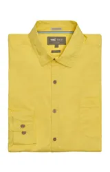 Camisa amarilla de algodón orgánico, manga larga con botones de madera, cuello italiano, calce regular, bolsillo de pecho con logo bordado.