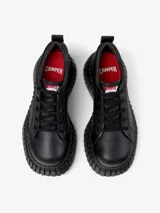 Zapato deportivo de piel vacuna color negro, con plantilla reciclada OrthoLite y suela XL EXTRALIGHT de EVA con diseño plisado. Cuenta con un tacón de 6,6 cm y forro interior de piel vacuna.