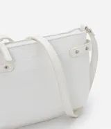 Bolso bandolera pequeño color marrón con textura de piel de cocodrilo, correa fina ajustable, cierre de cremallera y hebillas laterales decorativas.