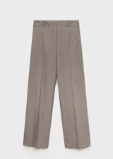 Pantalón de vestir color gris con diseño de espiga, tiro medio, corte recto y bolsillos laterales.