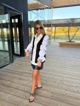 Chaleco de cuero marrón con detalle de tachas en el contorno.