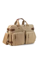 Mochila de tela canvas color beige con detalles en cuero marrón. Cuenta con múltiples bolsillos con cierre, compartimento acolchado para notebook y correas ajustables.