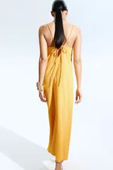 Vestido midi amarillo con textura arrugada, breteles finos y escote recto.