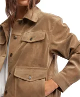 Chaqueta color marrón de gamuza sintética, con cuello en punta, cierre frontal con botones, cuatro bolsillos con solapa y calce relajado a la altura de la cadera.