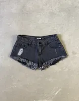 Short de jean negro con roturas y terminación desflecada.