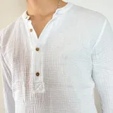 Camisa negra de muselina con cuello mao y tres botones.
