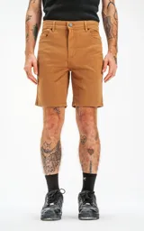 Bermuda color camel de corte clásico, con cintura con bragueta y botón metálico, calce regular, bolsillos delanteros y traseros.