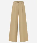 Pantalón wide leg color beige, de corte sastrero, con pliegues delanteros y cinturón.