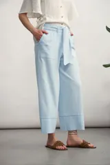 Pantalón blanco de corte ancho, con bolsillos laterales y lazo en la cintura.